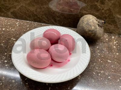 Kiaušinių dažymas naudojant burokėlius pagrindine nuotrauka