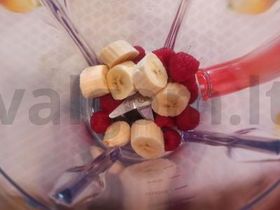 Pieninis kokteilis su bananais ir avietėmis Žingsnis 1