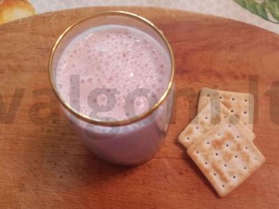 Pieninis kokteilis su bananais ir avietėmis pagrindine nuotrauka