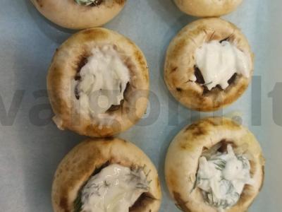 Kepti pievagrybiai su sūrio ir grietinės įdaru Žingsnis 4