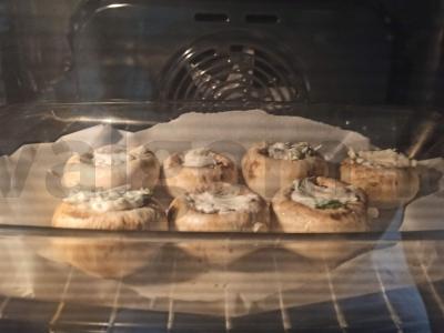 Kepti pievagrybiai su sūrio ir grietinės įdaru Žingsnis 5