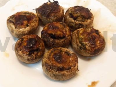 Kepti pievagrybiai su sūrio ir grietinės įdaru pagrindine nuotrauka