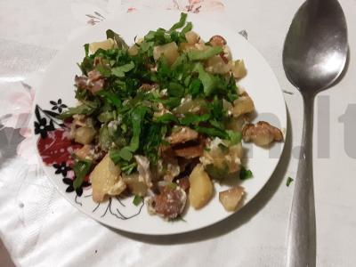 Kepta bulvė su miško grybais ir žolelėmis pagrindine nuotrauka