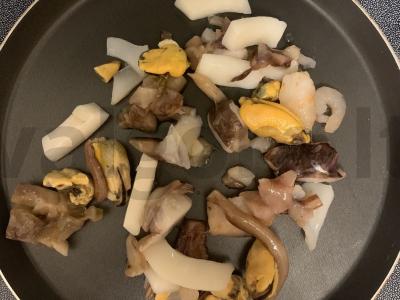 Makaronai su jūros gėrybėmis Žingsnis 1