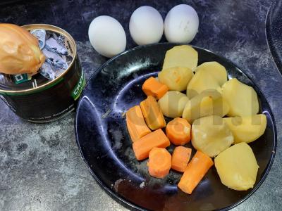 Salotos su konservuota skumbre Žingsnis 1