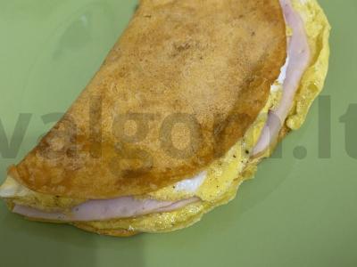 Tortilija su kiaušiniu, kumpiu ir sūriu pagrindine nuotrauka