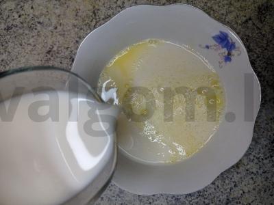 Auksiniai blynai su migdolų pienu Žingsnis 1