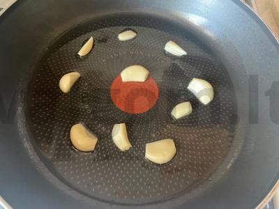 Namų „Cezaris“ su vištienos krūtinėle, česnaku ir lediniu salotu Žingsnis 4