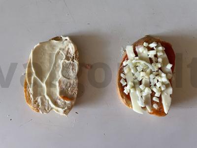 Karštas sumuštinis su suluguni sūriu ir servelatu Žingsnis 4