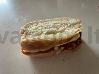 Karštas sumuštinis su suluguni sūriu ir servelatu Žingsnis 6