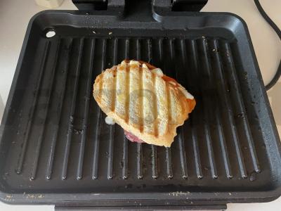 Karštas sumuštinis su suluguni sūriu ir servelatu Žingsnis 7