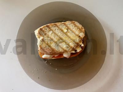 Karštas sumuštinis su suluguni sūriu ir servelatu pagrindine nuotrauka