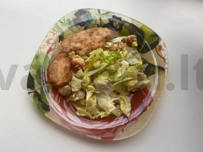 Namų „Cezaris“ su vištienos krūtinėle, česnaku ir lediniu salotu pagrindine nuotrauka