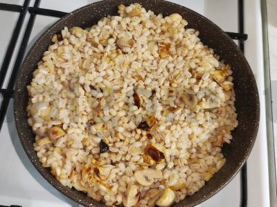 Kvapni perlinių kruopų patiekalas su pievagrybiais Žingsnis 5