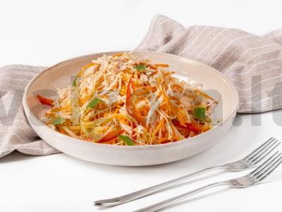 Salotos su kalakutienos filė ir makadamijos riešutais pagrindine nuotrauka