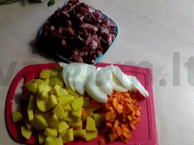 Keptas patiekalas su daržovėmis ir kiauliena Žingsnis 1