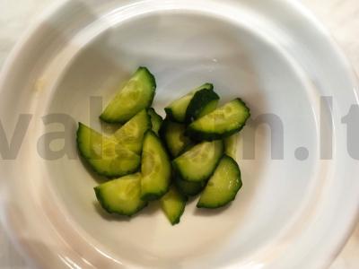 Salotas su traškučiais, agurku ir alyvuogėmis Žingsnis 1