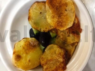 Salotas su traškučiais, agurku ir alyvuogėmis Žingsnis 2