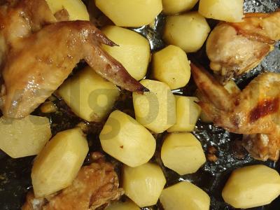 Vištiena su bulvėmis orkaitėje pagrindine nuotrauka