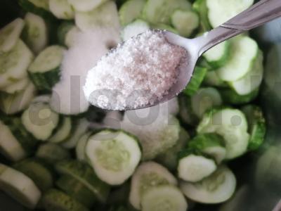 Agurkų salotos žiemai Žingsnis 3