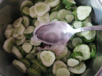 Agurkų salotos žiemai Žingsnis 4