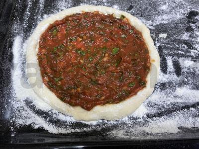 Vegetariška „Margherita“ su pomidorais ir raudonu padažu Žingsnis 1