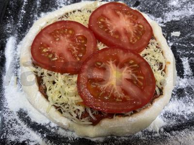 Vegetariška „Margherita“ su pomidorais ir raudonu padažu Žingsnis 3