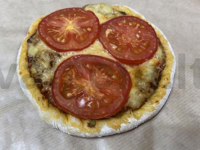 Vegetariška „Margherita“ su pomidorais ir raudonu padažu pagrindine nuotrauka