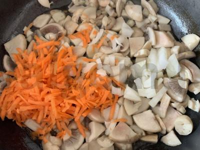 Grybų sriuba su grikių kruopomis ir daržovėmis Žingsnis 3