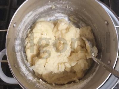 Švelnūs eklerai su virta saldžia grietinėle Žingsnis 2