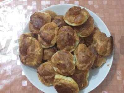 Švelnūs eklerai su virta saldžia grietinėle pagrindine nuotrauka