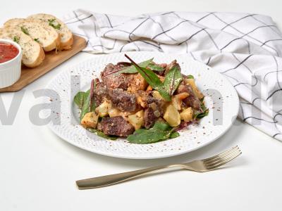 Daržovių troškinys su jautienos pečių pagrindine nuotrauka