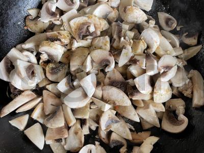 Kvapnūs pievagrybiai su sojų padažu ir morkomis Žingsnis 1