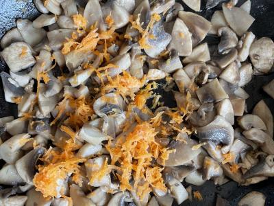 Kvapnūs pievagrybiai su sojų padažu ir morkomis Žingsnis 2