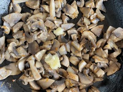 Kvapnūs pievagrybiai su sojų padažu ir morkomis Žingsnis 3