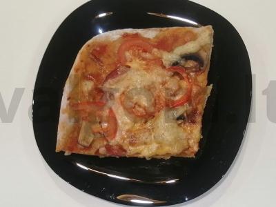 Namų pica ant rauginto tešlos pagrindine nuotrauka