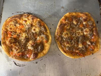 Rudai mėsos pica su sūrio plutele pagrindine nuotrauka