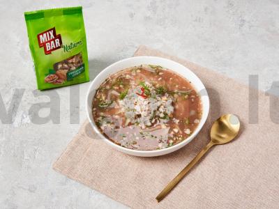 Vegetariškas sriuba su graikiniais riešutais pagrindine nuotrauka