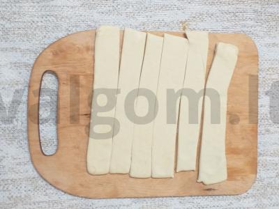 Dešrelės sluoksniuotame tešloje iš keturių ingredientų Žingsnis 1