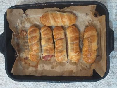 Dešrelės sluoksniuotame tešloje iš keturių ingredientų Žingsnis 4