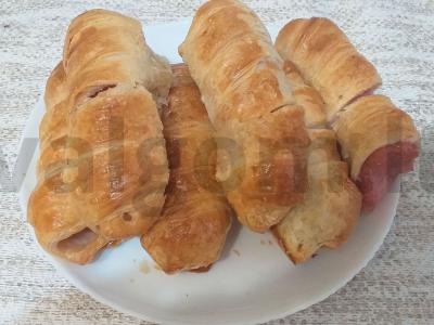 Dešrelės sluoksniuotame tešloje iš keturių ingredientų pagrindine nuotrauka