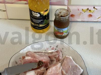 Skani kiauliena aštriame padaže Žingsnis 1