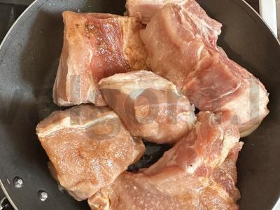 Skani kiauliena aštriame padaže Žingsnis 3