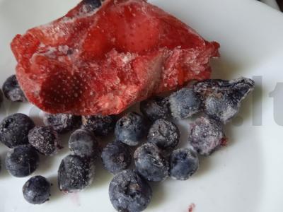 Šaldytų braškių ir mėlynių pieno kokteilis Žingsnis 2