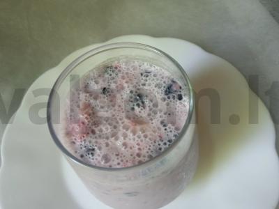 Šaldytų braškių ir mėlynių pieno kokteilis Žingsnis 4