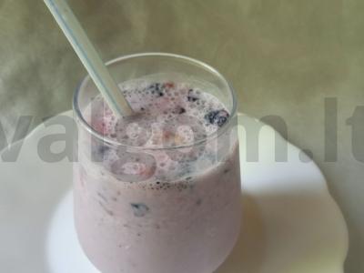 Šaldytų braškių ir mėlynių pieno kokteilis pagrindine nuotrauka