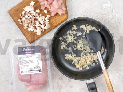 Grietinėlės makaronai su kalakutiena, grybais ir sūriu Žingsnis 1