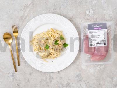 Grietinėlės makaronai su kalakutiena, grybais ir sūriu pagrindine nuotrauka