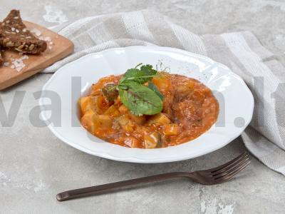 Daržovių troškinys su muskato riešutu pagrindine nuotrauka