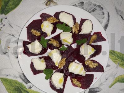 Salotas su ožkos sūriu, burokėliais ir graikiniais riešutais pagrindine nuotrauka